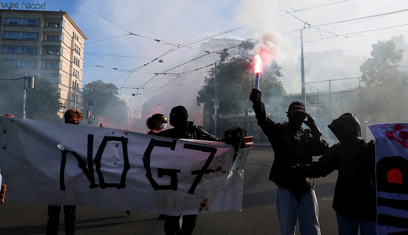 V Ženevě to vřelo kvůli G7. Demonstranti zapálili Teslu a rozbili okna banky