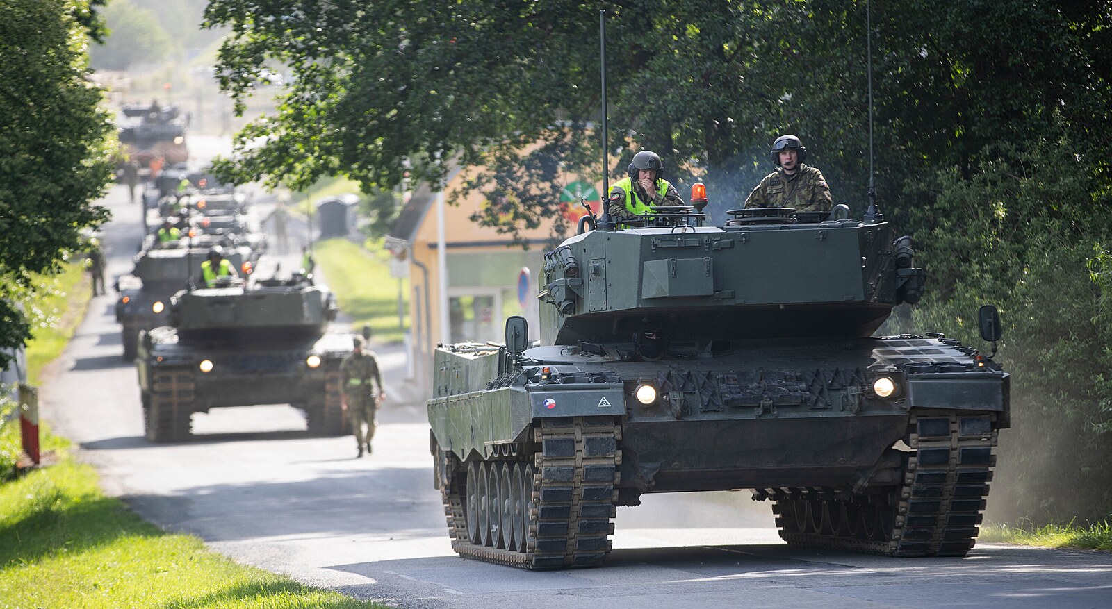 Unikátní podívaná na D35. Pendlují tam tanky Leopard a vyprošťovací pásové vozy