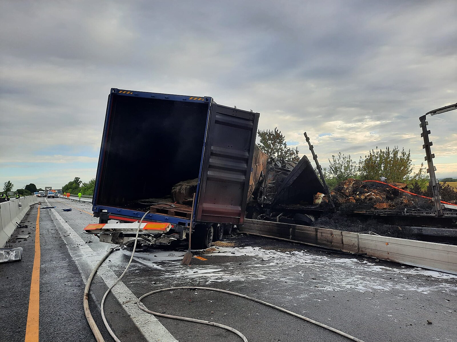 Dva řidiči zemřeli při nehodě a požáru kamionů. Dálnice D2 u Brna je uzavřená