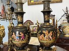 Staré petrolejové lampy s bohat� zdobenými sklen�nými cylindry a mosaznými...