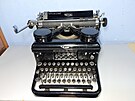 Staré mechanické psací stroje zna�ek Remington nebo Underwood a dal�ích...