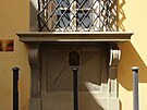 �íkalo se, jist� v nadsázce, �e skrze ta tit�rná buchette del vino ro�n�...