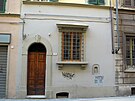 Do té vznosné palácové architektury jako kdyby nezapadala, p�ipomínají legra�ní...