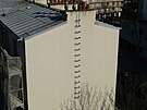 Nap�íklad? Obrys na fasád�, p�ipomínající zazd�né dve�e. Nebo dve�e ve druhém...