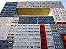 Architekti vzali p�edlohu zde p�vodních tvar�, kvádr� nale�ato s dírou...