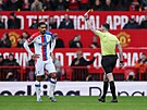 Maxence Lacroix z Crystal Palace vidí �ervenou kartu v zápase s Manchesterem...