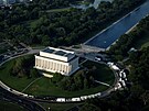 Letecký pohled na jezírko p�ed Lincolnovým památníkem ve Washingtonu po jeho...