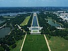 Letecký pohled na jezírko p�ed Lincolnovým památníkem ve Washingtonu po jeho...