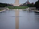 Bubliny stoupají z jezírka p�ed Lincolnovým památníkem ve Washingtonu b�hem...