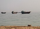 V Hormuzském pr�livu kotví lod�, snímek je zachycen z poloostrova Musandam v...