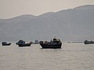 V Hormuzském pr�livu kotví lod�, snímek je zachycen z poloostrova Musandam v...
