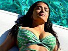 S bikinami je spojená Salma Hayek, její Instagram je jich plný, tato fotka je z...