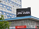 Velkoplo�ná LED obrazovka na st�e�e budovy v centru Ústí nad Labem. (12. �ervna...