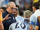Marcelo Bielsa promlouvá ke svým sv��enc�m b�hem zápasu se Saudskou Arábií.