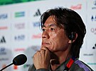 Korejský trenér Hong Mjong-po na tiskové konferenci p�ed zápasem s �eskem.