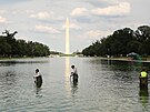 Jezírko u Lincolnova památníku ve Washingtonu zezelenalo. (14. �ervna 2026)