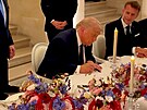 Donald Trump podepisuje memorandum