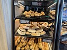 Sv�tlá bageta o hmotnosti 180 gram� stojí 0,65 eura, tedy asi 15 korun. Vyu�ít...