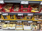 Plátkový sýr Gouda privátní zna�ky Pilos stojí 2,45 eura, tedy zhruba 60 korun....