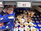 Kelímek jogurtu Pilos o hmotnosti 150 gram� vyjde na 0,37 eura, v p�epo�tu tedy...