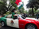Mexi�tí fandové se v ulicích Mexico City radují z výhry národního mu�stva v...