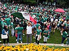 Mexi�tí fandové v ulicích hlavního m�sta si t�í z výhry národního mu�stva v...