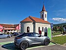 V chorvatském m�ste�ku Slunj jsme auto p�ipojili k nabíje�ce nedaleko kostela a...