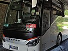 Autobus se zasekl pod �elezni�ním viaduktem v Rybníku u hranic s Rakouskem....
