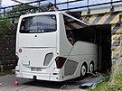 �idi� z�ejm� nerespektoval dopravní zna�ení a uvázl pod viaduktem. (16. �ervna...