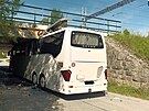 Rakouský autobus se zasekl pod viaduktem v obci Rybník. (16. �ervna 2026)