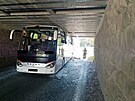 �idi� z�ejm� nerespektoval dopravní zna�ení a uvázl pod viaduktem. (16. �ervna...