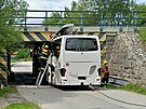 Autobus z�stal zaklín�ný pod viaduktem. (16. �ervna 2026)