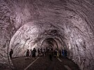 Potisknutá látka vytvá�í skalnatý pr�chod se sloupy a �t�rbinami, které...