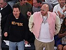 Komik Jimmy Fallon (v �erném) a rapper Fat Joe nav�tívili �tvrté finále NBA...