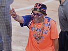 Filma� Spike Lee je coby fanou�ek NY Knicks v euforii, jakou za léta v Madison...
