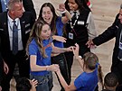Dámská jízda: Alana Haimová (naho�e), Este Haimová a Taylor Swift spole�n�...