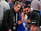 Ben Stiller (vlevo) se p�ed �tvrtým finále NBA fotí s fanou�kem.