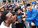 Jeremy Lin (vpravo) z�stává hv�zdou pro fandy New York Knicks i po karié�e.