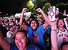 Central Park na nohou. Fanou�ci New York Knicks se se radují b�hem �tvrtého...