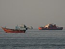 Lod� v Hormuzském pr�livu u ománského pob�e�í (14. �ervna 2026)