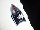 Logo na skafandru pro astronauty mise Artemis IV