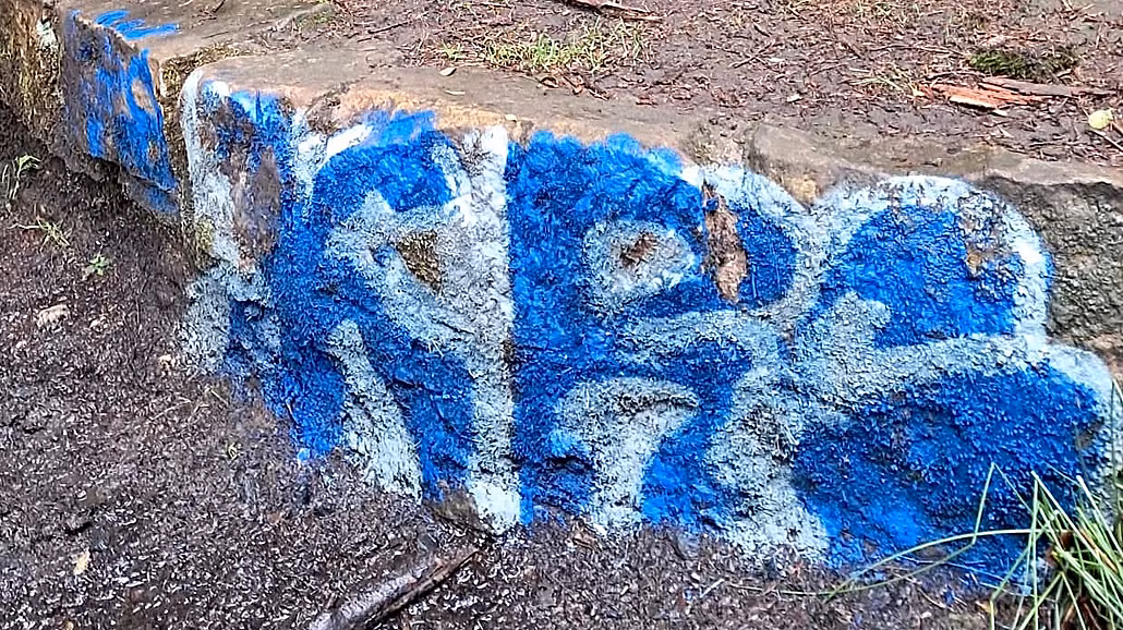 Vandal poni�il okolí Josefova pramenu v �eském ráji.