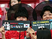 Korej�tí fanou�ci s karti�kami, na kterých jsou vyfocení se svými fotbalovými...