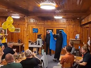 Soukromý policejní ve�írek s maskami. Zú�astnil se i policejní prezident Martin...