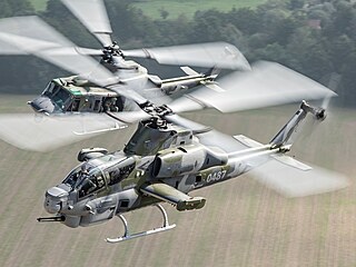 Bojový vrtulník AH-1Z Viper (vp�edu) a UH-1Y Venom (vzadu) na misi v Polsku (9....