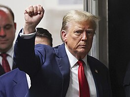 Donald Trump p�ichází k soudu, za ním jeho osobní právník Boris Epshteyn (16....