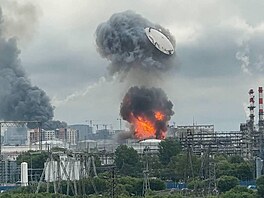 Po masivním dronovém náletu urvala exploze víko nádr�e v moskevské ropné...