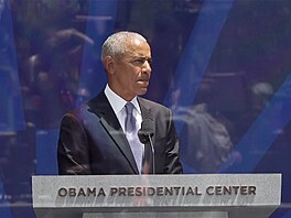 Obama slavnostn� otev�el své centrum, p�i�li i exprezidenti