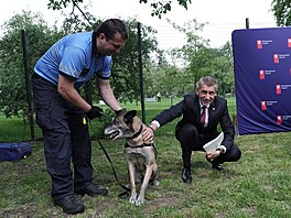 Sou�ástí tiskové konference ke kratomu byla praktická ukázka slu�ebních ps�...