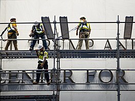 D�lníci za�ali z fasády Kennedyho centra ve Washingtonu sundávat jméno...